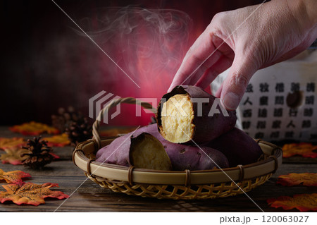 秋の味覚 焼き芋 （ さつまいも ） 120063027