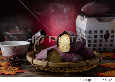 秋の味覚 焼き芋 （ さつまいも ） 120063032