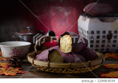 秋の味覚 焼き芋 （ さつまいも ） 120063034