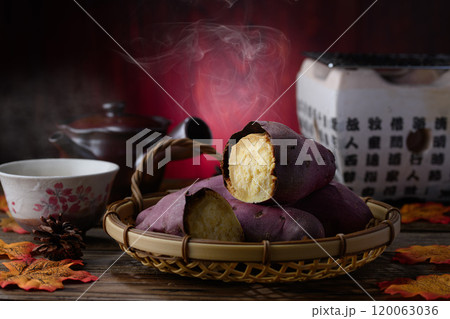 秋の味覚 焼き芋 （ さつまいも ） 120063036