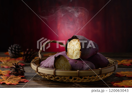 秋の味覚 焼き芋 （ さつまいも ） 120063043