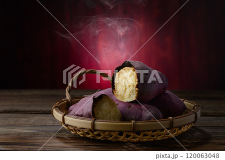 秋の味覚 焼き芋 （ さつまいも ） 120063048