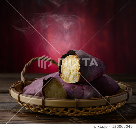 秋の味覚 焼き芋 （ さつまいも ） 120063049