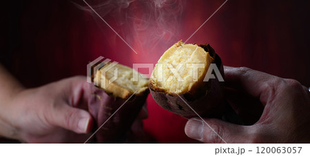 秋の味覚 焼き芋 （ さつまいも ）焼き芋を手で割る 120063057