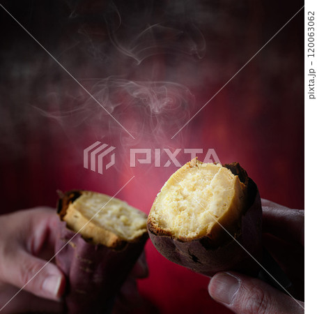 秋の味覚 焼き芋 （ さつまいも ）焼き芋を手で割る 120063062