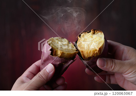 秋の味覚 焼き芋 ( さつまいも )焼き芋を手で割る 秋の味覚 焼き芋 ( さつまいも )焼き芋を手で割る 120063067