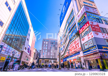 日本の東京都市景観　賑わう秋葉原（左奥は駅）。駅前では、なぜか、再び、日本人のマ姿も＝9日 120063328