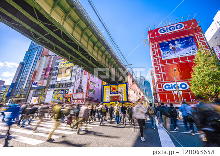 日本の東京都市景観 11月。インバウンド続く…脅威の人流…外国人観光客らで賑わう秋葉原=9日 日本の東京都市景観 11月。インバウンド続く…脅威の人流…外国人観光客らで賑わう秋葉原=9日 120063658