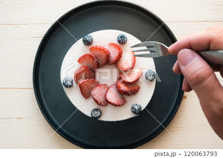 美味しいケーキを食べる 120063793