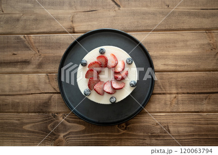 テーブルの上のホールケーキ テーブルの上のホールケーキ 120063794