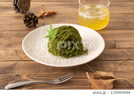 美味しそうな抹茶のモンブラン 120064066