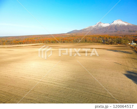 晩秋の北海道森町で初雪の駒ヶ岳と休耕中の畑の風景を空撮 晩秋の北海道森町で初雪の駒ヶ岳と休耕中の畑の風景を空撮 120064517