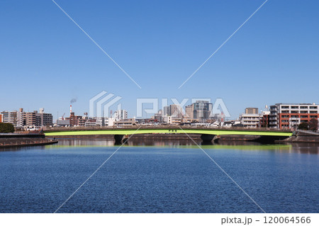 鶴見川と芦穂橋(神奈川県横浜市鶴見区) 鶴見川と芦穂橋(神奈川県横浜市鶴見区) 120064566