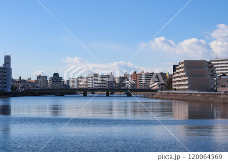 鶴見川と潮鶴橋(神奈川県横浜市鶴見区) 鶴見川と潮鶴橋(神奈川県横浜市鶴見区) 120064569