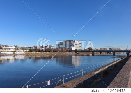 鶴見川と鶴見川橋梁(神奈川県横浜市鶴見区) 鶴見川と鶴見川橋梁(神奈川県横浜市鶴見区) 120064584
