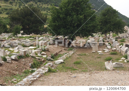 トルコ イズミル付近 エフェソス遺跡の風景 120064700