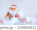 クリスマスツリーと雪の中のかわいいサンタクロース 120064812