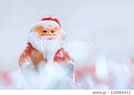 クリスマスツリーと雪の中のかわいいサンタクロース クリスマスツリーと雪の中のかわいいサンタクロース 120064812