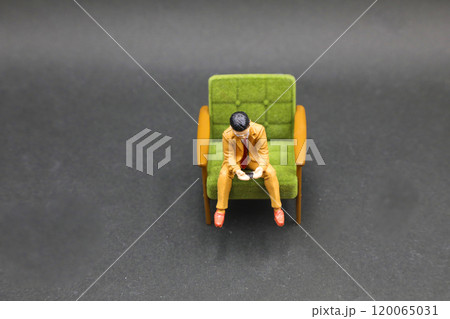 椅子に座って落ち込んでいる人 椅子に座って落ち込んでいる人 120065031