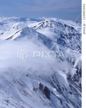 谷川岳から望む冬の上越国境稜線・仙ノ倉山方面 120065042