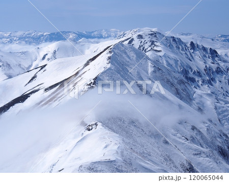 谷川岳から望む冬の上越国境稜線・仙ノ倉山方面 120065044