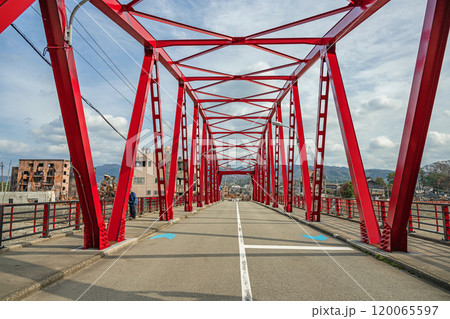 いろは橋と崩壊した輪島の町並み 120065597