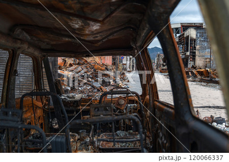 能登半島地震 焼け焦げた自動車 120066337