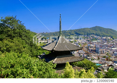 三重塔と尾道の街並み・天寧寺(広島県・尾道市) 三重塔と尾道の街並み・天寧寺(広島県・尾道市) 120066540