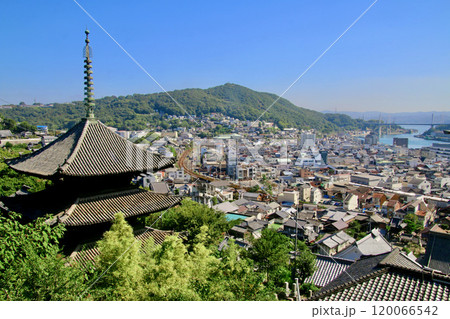 三重塔と尾道の街並み・天寧寺(広島県・尾道市) 三重塔と尾道の街並み・天寧寺(広島県・尾道市) 120066542