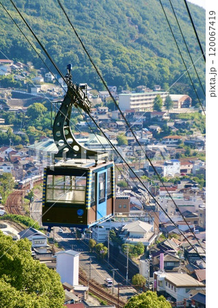 ロープウェイと街並み(広島県・尾道市) ロープウェイと街並み(広島県・尾道市) 120067419
