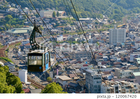 ロープウェイと街並み(広島県・尾道市) ロープウェイと街並み(広島県・尾道市) 120067420
