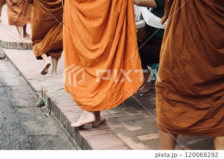 ルアンパバーンの托鉢 ルアンパバーンの托鉢 120068292