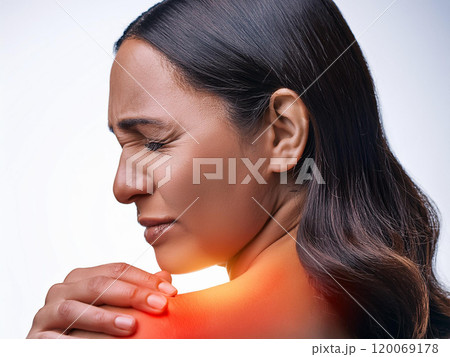 肩が痛くて手で抑えている女性 肩が痛くて手で抑えている女性 120069178