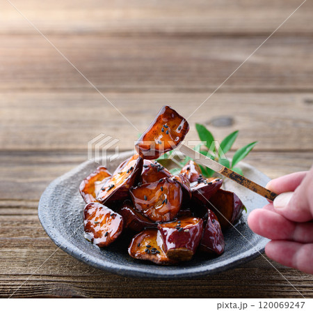 秋の味覚　大学芋 120069247