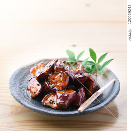 秋の味覚　大学芋 120069248