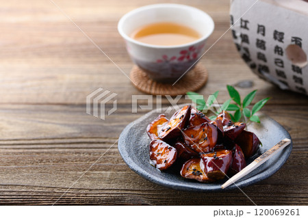 秋の味覚　大学芋 120069261