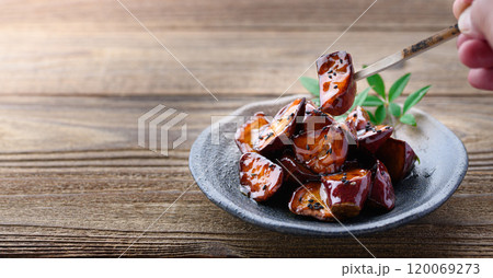 秋の味覚　大学芋 120069273