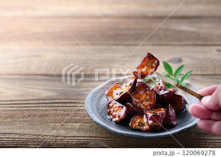 秋の味覚　大学芋 120069278