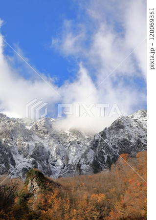 晩秋の幽ノ沢 冠雪の谷川岳を背景とした三段紅葉 120069381