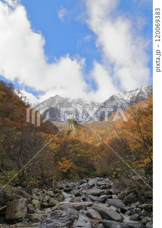晩秋の幽ノ沢 冠雪の谷川岳を背景とした三段紅葉 120069383