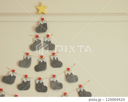 クリスマスツリーのアドベントカレンダー 120069420
