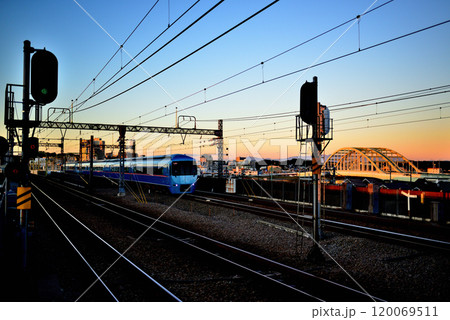 小田急線 和泉多摩川駅ホームから朝焼けのロマンスカーMSEの風景 小田急線 和泉多摩川駅ホームから朝焼けのロマンスカーMSEの風景 120069511
