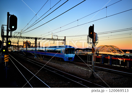 小田急線　和泉多摩川駅ホームから朝焼けのロマンスカーMSEの風景 120069513