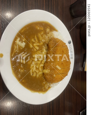 rice with curry sauce and meat cutlet 120069541