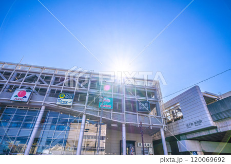 日本の横浜都市景観 横浜市営地下鉄 新羽駅などを望む。澄み渡る青空が広がる…＝7日 120069692