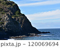 岩場に打ち寄せる波 120069694