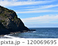 岩場に打ち寄せる波 120069695