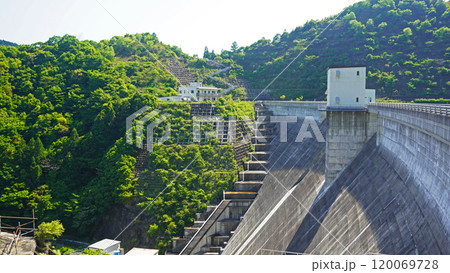 静岡県周智郡森町の風景（越水する太田川ダム） 120069728