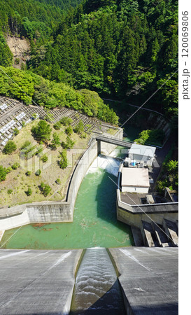 静岡県周智郡森町の風景(越水する太田川ダム) 静岡県周智郡森町の風景(越水する太田川ダム) 120069806