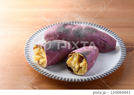 秋の味覚 焼き芋 120069841